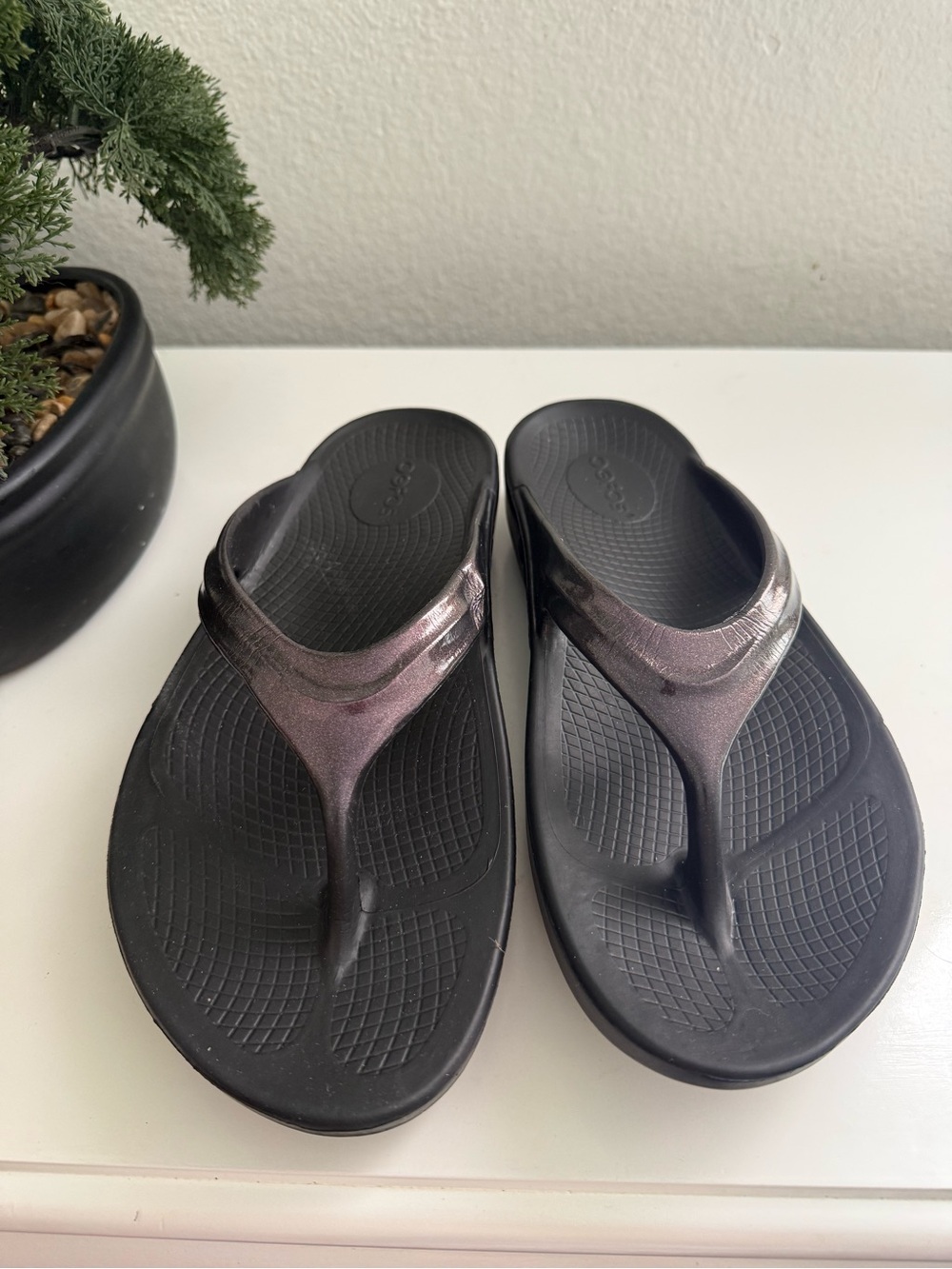 OOFOS women size 10 Black Sandals with Metallic Plum Straps